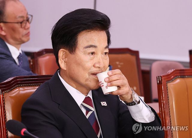 목 축이는 정동영 통일부 장관 후보자