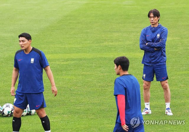 훈련 지켜보는 홍명보 감독