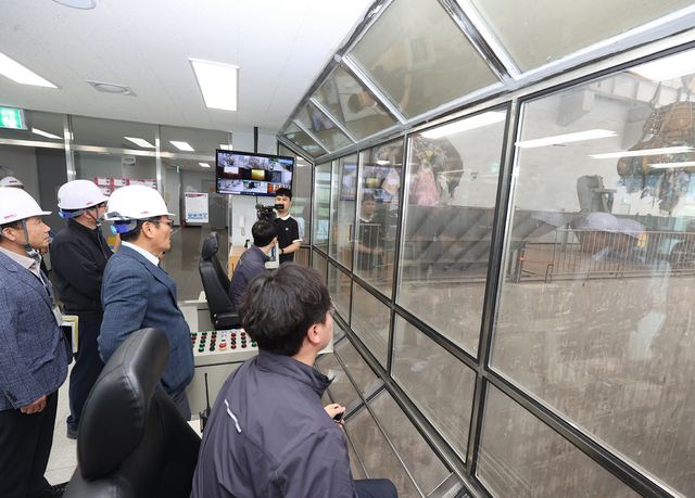 자원순환센터 현장점검 하는 김홍규 시장