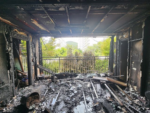 화재로 검게 그을린 아파트