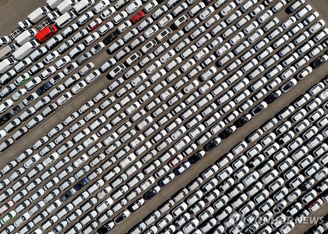 수출 하역 대기 중인 독일 자동차