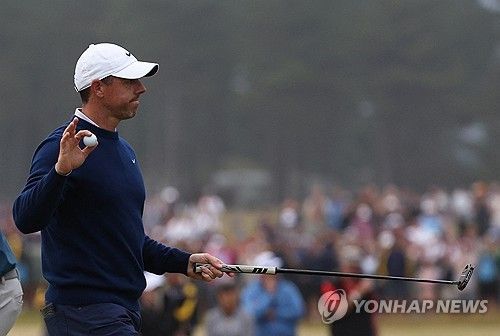 홀아웃하는 매킬로이.