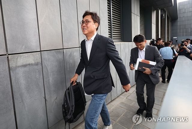 첫 출근하는 최휘영 문체부 장관 후보자