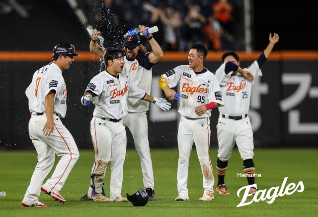 승리 후 기뻐하는 한화 선수단.
