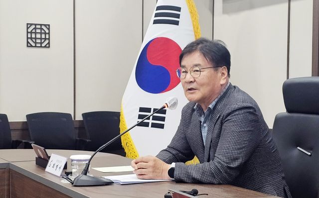 기자간담회 하는 최명서 영월군수