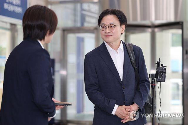 취재진 질문 경청하는 김정관 후보자