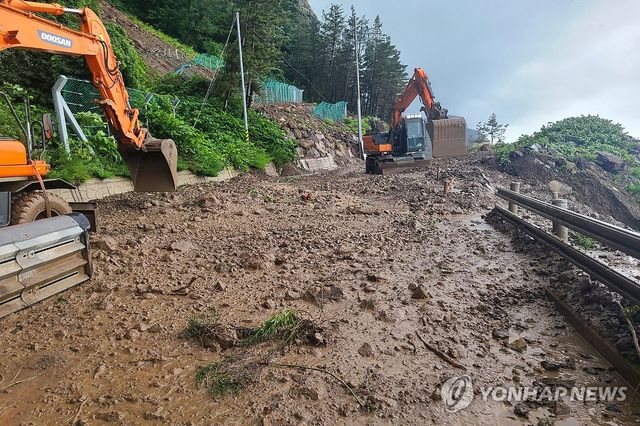 도로에 쏟아진 흙과 돌