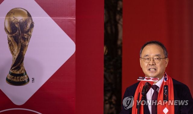 월드컵 트로피 공개행사에서 환영사 하는 이용수 축구협회 부회장