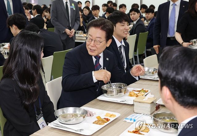 예비 5급 공무원과 오찬 자리 갖는 이재명 대통령
