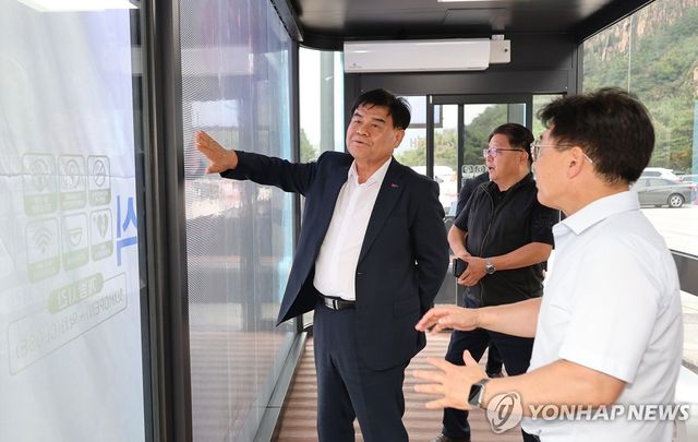 스마트 버스정류장 개소식의 심규언 시장