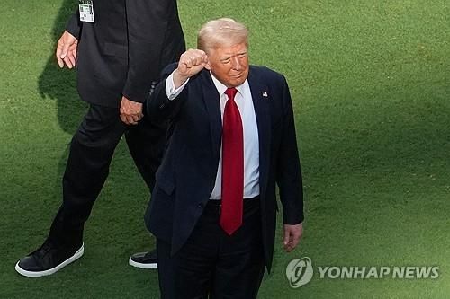 총격 1년 되는 날, 축구장 찾은 트럼프 