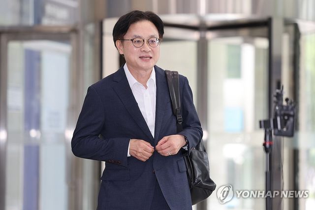 김정관 산업부 장관 후보자, 백팩 매고 첫 출근