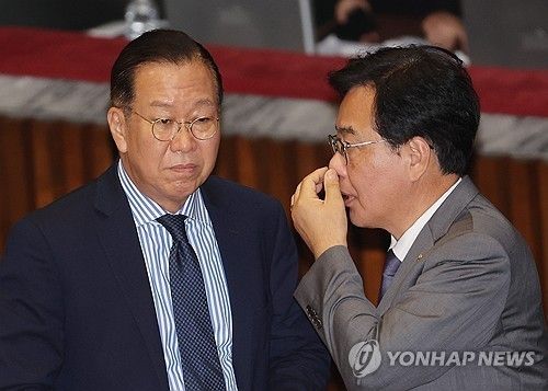 권영세 의원과 대화하는 송언석 비상대책위원장