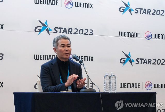 간담회 질문 답하는 장현국 전 위메이드 대표