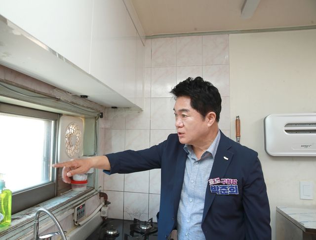 관악구 중앙동 경로당을 찾아 창문과 방충망을 점검 중인 박준희 구청장