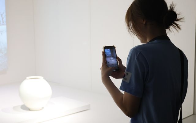 문화재를 사진으로 담는 청소년