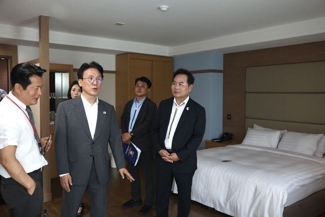 APEC 정상회의 숙소 점검하는 김민석 국무총리