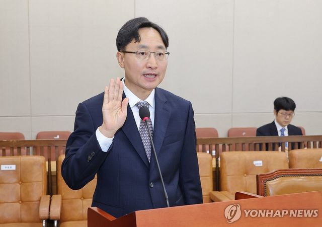 선서하는 임광현 국세청장 후보자