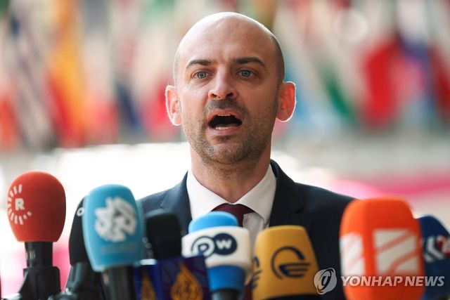 취재진 질문에 답하는 프랑스 외무