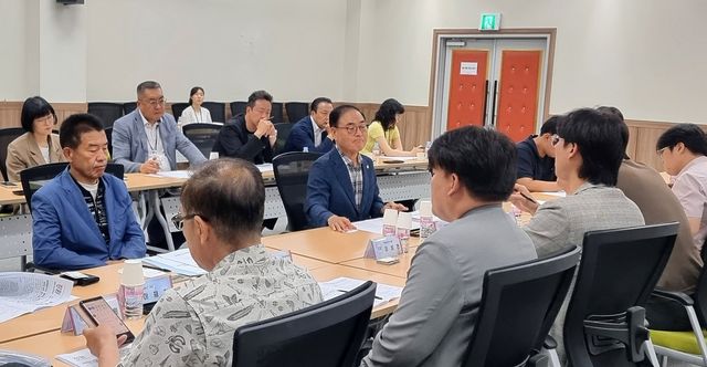 기자 간담회 하는 양희구(가운데) 도 체육회장