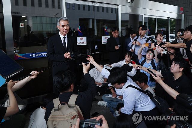 취재진에 입장 밝히는 장현국 전 위메이드 대표