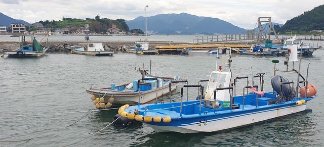 죽방렴 근처에 정박한 어선