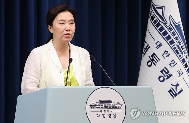 브리핑 하는 강유정 대변인