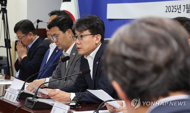 폭염 대책 당정 간담회서 발언하는 진성준 정책위의장
