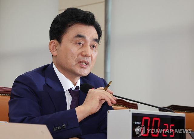 질의에 답변하는 안규백 국방부 장관 후보자