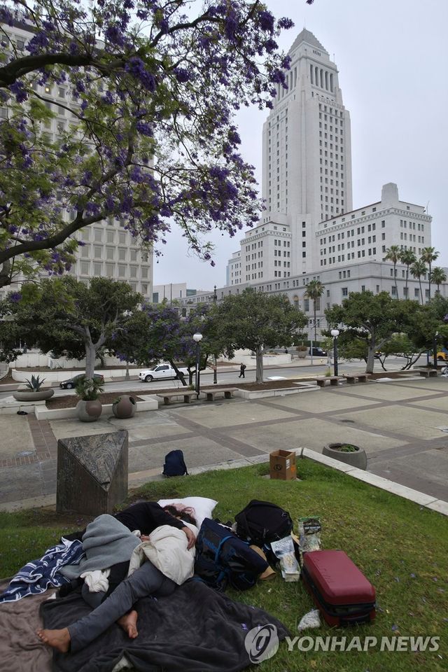 지난 6월 1일 LA 연방 청사 앞 공원에 누워있는 노숙자들