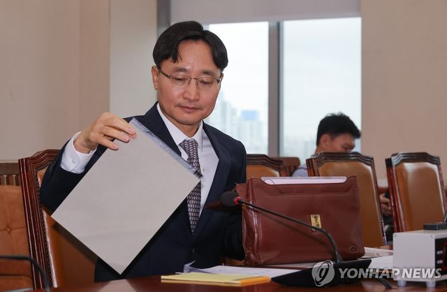 자료 정리하는 임광현 국세청장 후보자