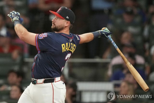 왼쪽 타석에서 타격하는 롤리