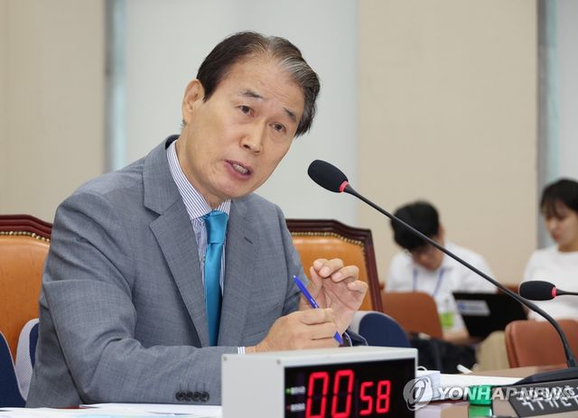 답변하는 권오을 보훈부 장관 후보자