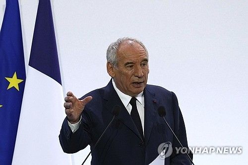 예산 절감 방향 설명하는 프랑스 총리