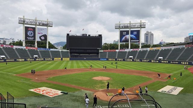 훈련하는 LG 선수들