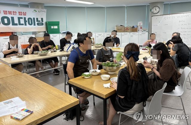 '은빛SOL다이닝' 참가자 식사