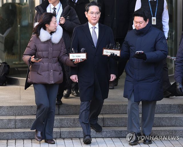 2심 무죄 후 법원 나서는 이재용 회장
