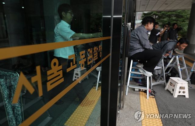 내란특검 앞에서 윤 전 대통령 기다리는 취재진