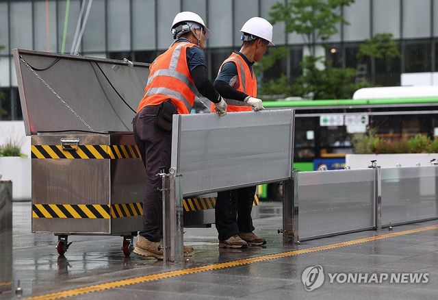 '물막이판 정리 중'