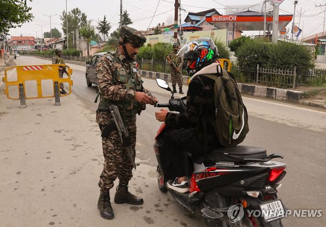 지난 5월 10일 인도령 카슈미르서 검문하는 인도 군인