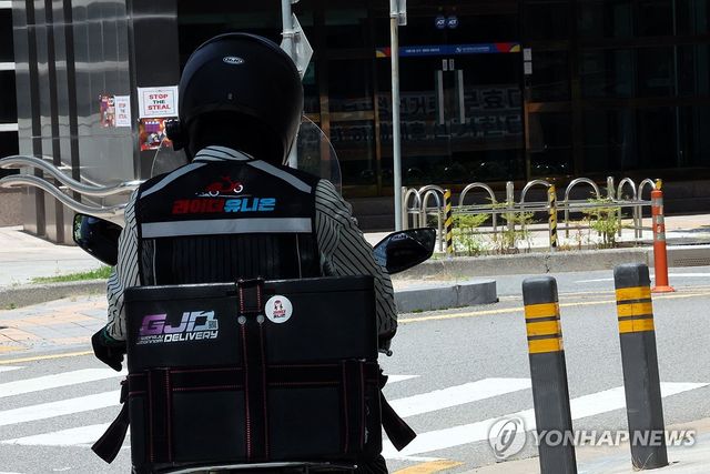 무더위 속 배달노동자