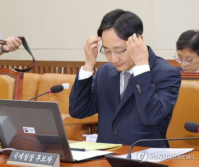 머리 넘기는 임광현 국세청장 후보자