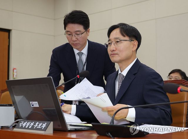 답변 준비하는 임광현 국세청장 후보자