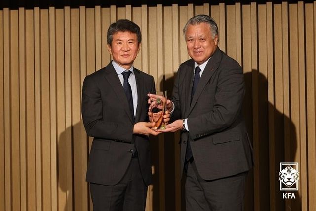 EAFF 회장으로 추대된 정몽규 대한축구협회장(왼쪽).