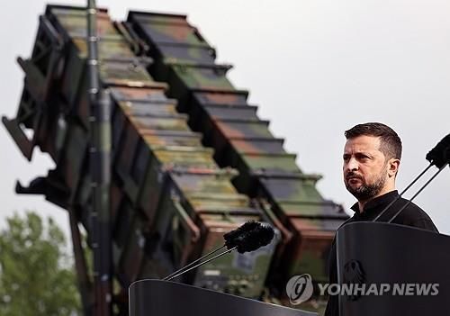 패트리엇 방공 미사일 시스템 앞에 서 있는 젤렌스키 우크라이나 대통령