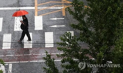 쏟아지는 비를 피해