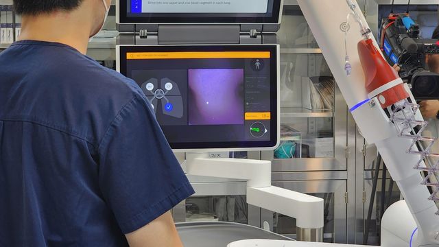 기관지 내시경 로봇 '아이언' 시연하는 의료진