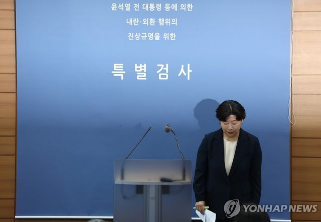 인사하는 박지영 특검보