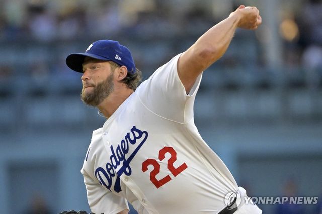 MLB를 대표하는 '커브 장인' 클레이턴 커쇼의 커브 투구 순간