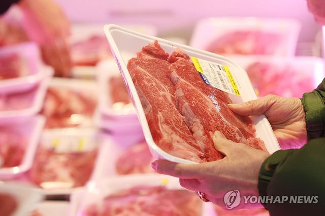 축산물 살피는 시민